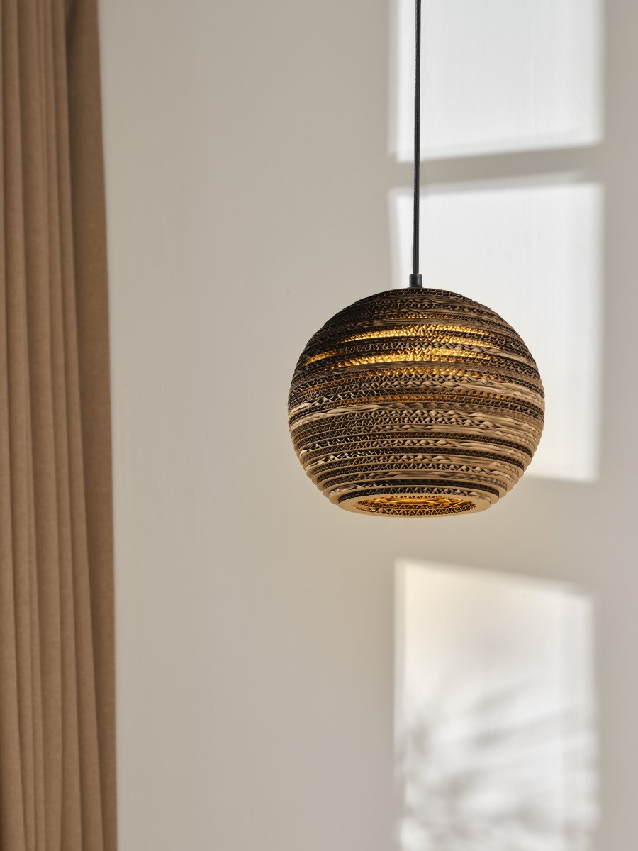 Cardboard Ball Ø26 Bruin hanglamp Van Ledvance - De ronde lampenkap, gemaakt van meerdere lagen karton, cre&euml;ert een prachtig lichtspel in de kamer wanneer deze brandt en draagt bij aan een warme en natuurlijke sfeer.