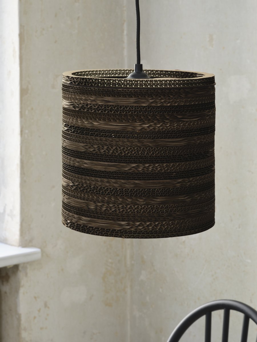 Cardboard Cylinder Ø25 Bruin hanglamp Van Osram - De lampenkap, die uit meerdere lagen karton bestaat, cre&euml;ert een prachtig lichtspel in de kamer wanneer deze brandt en draagt bij aan een warme en natuurlijke sfeer.