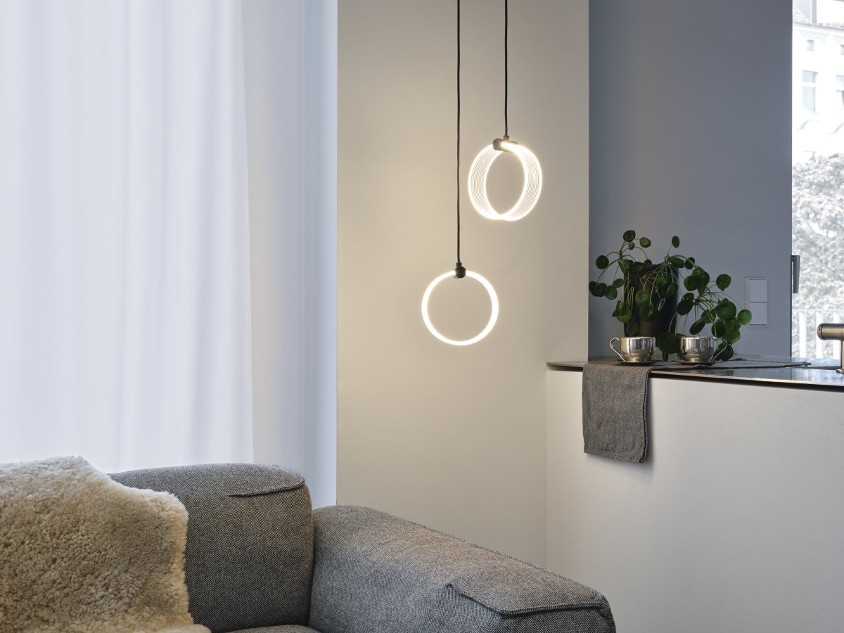 Circle PL 27cm Zwart hanglamp Van Ledvance - In de eerste fase schijnt de lamp in een warm wit licht van 3000K, in de tweede fase schijnt hij in een koud wit licht van 4200K en in de derde fase schijnt hij in 6500K (daglicht).