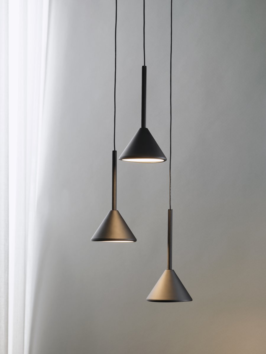 Fuji Ø30 Zwart hanglamp Van Ledvance - De konformade sk&auml;rmarna ger ett bl&auml;ndfritt ljus ner&aring;t p&aring; 990lm och 3000K varmvitt ljus.