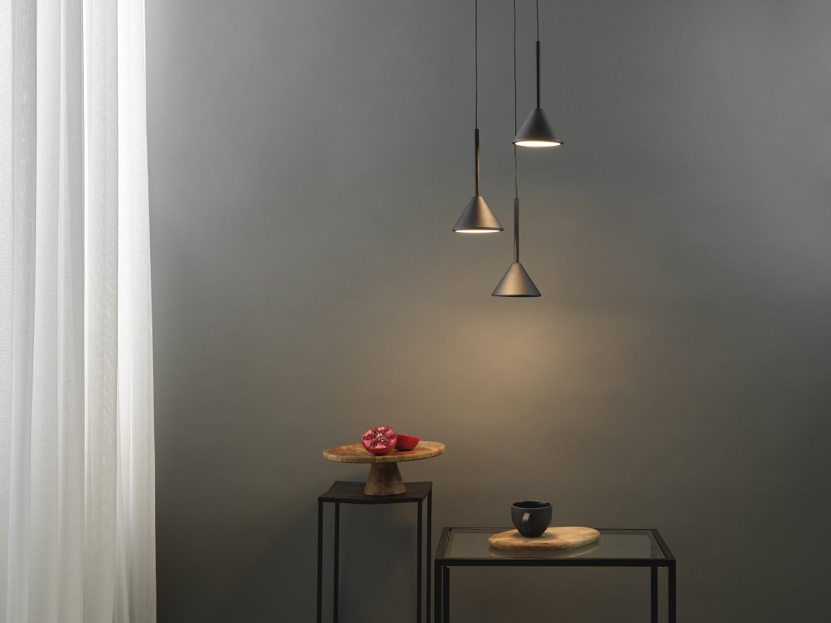 Fuji Ø30 Zwart hanglamp Van Ledvance - De konformade sk&auml;rmarna ger ett bl&auml;ndfritt ljus ner&aring;t p&aring; 990lm och 3000K varmvitt ljus.