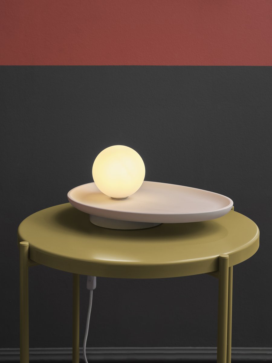 Plaster Nest 14cm Wit tafellamp Van Ledvance - Glaskupan i opal som omfamnar ljusk&auml;llan skapar ett fint och bl&auml;ndfritt ljus i rummet.