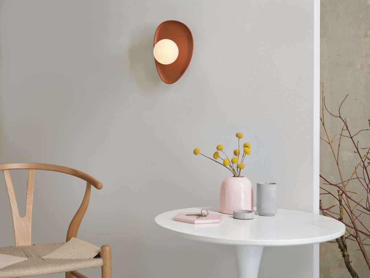Clay Nest 26cm Bruin wandlamp Van Ledvance - Glaskupan i opal som omfamnar ljusk&auml;llan skapar ett fint och bl&auml;ndfritt ljus i rummet.