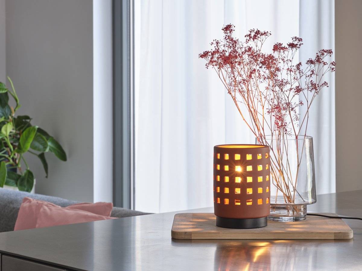 Clay Windows 15cm Bruin tafellamp Van Ledvance - Placera f&ouml;rslagsvis i vardagsrummet som st&auml;mningsbelysning eller i sovrummet som s&auml;nglampa.