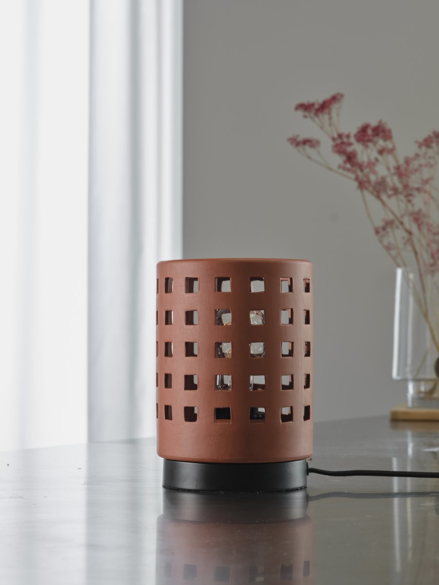 Clay Windows 15cm Bruin tafellamp Van Ledvance - Placera f&ouml;rslagsvis i vardagsrummet som st&auml;mningsbelysning eller i sovrummet som s&auml;nglampa.