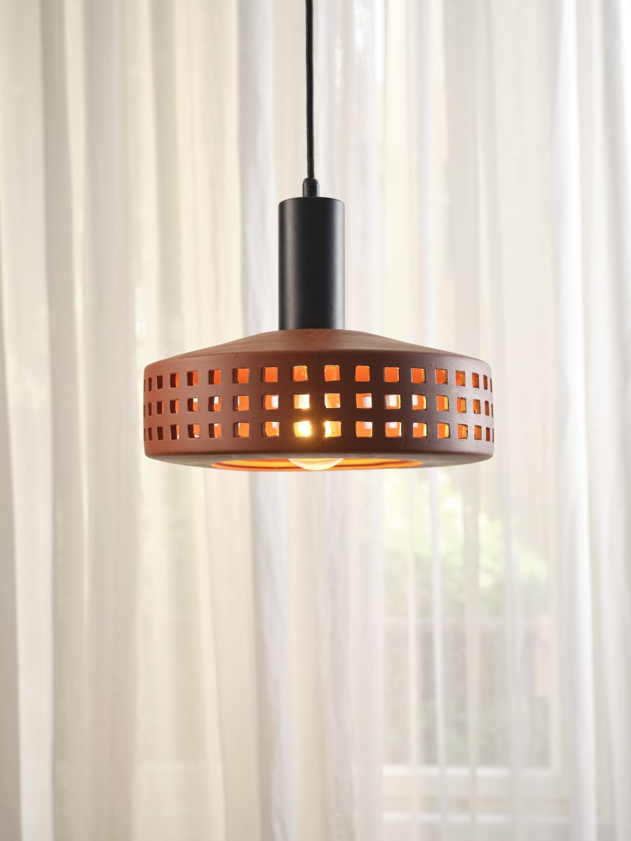 Clay Windows Ø26 Bruin hanglamp Van Ledvance - Clay Windows har en rustik design med sin sk&auml;rm gjord av lera i en r&ouml;dbrun f&auml;rg.