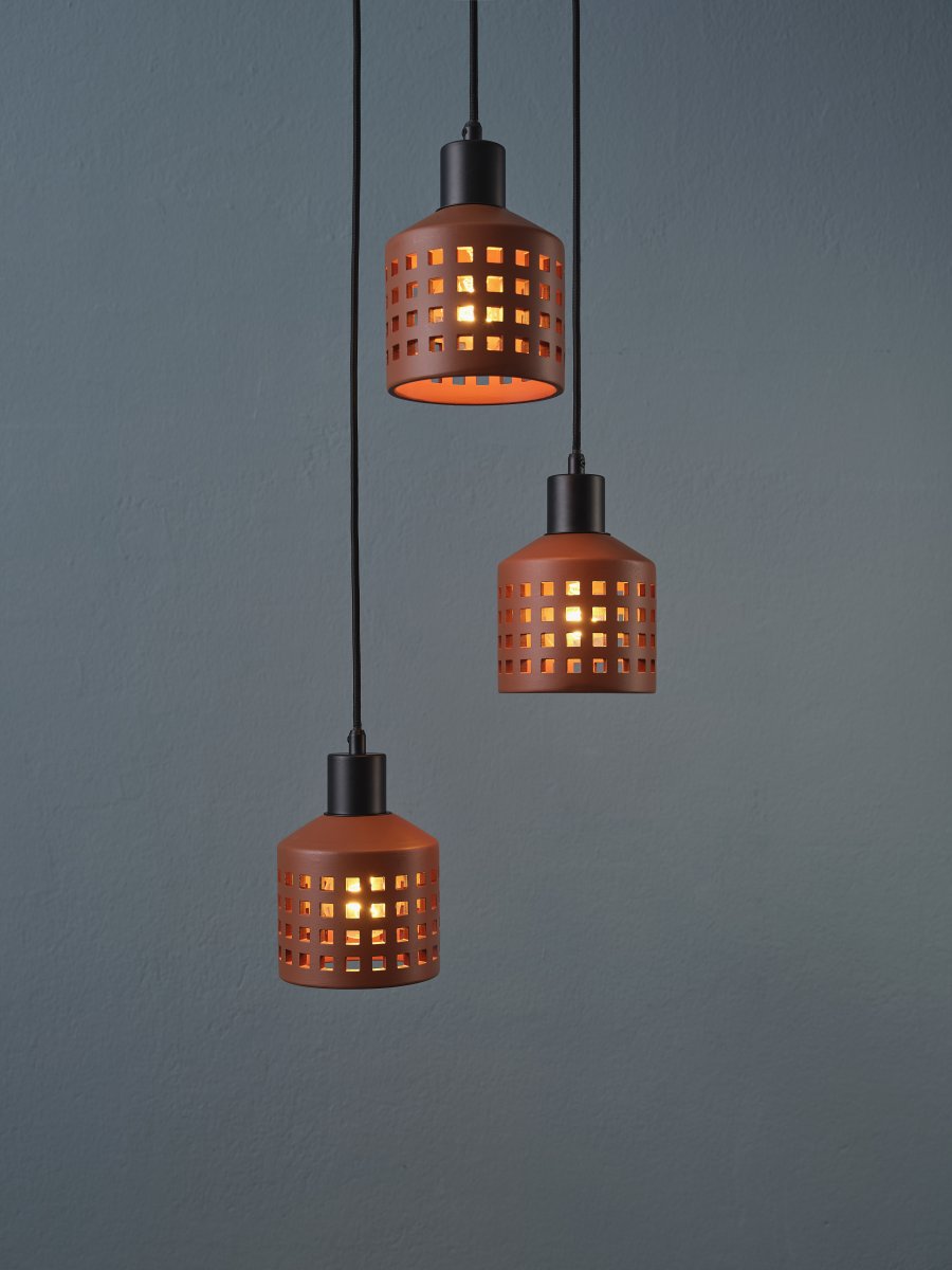 Clay Windows Ø32 Bruin hanglamp Van Ledvance - Clay Windows har en rustik design med sina sk&auml;rmar gjord av lera i en r&ouml;dbrun f&auml;rg.