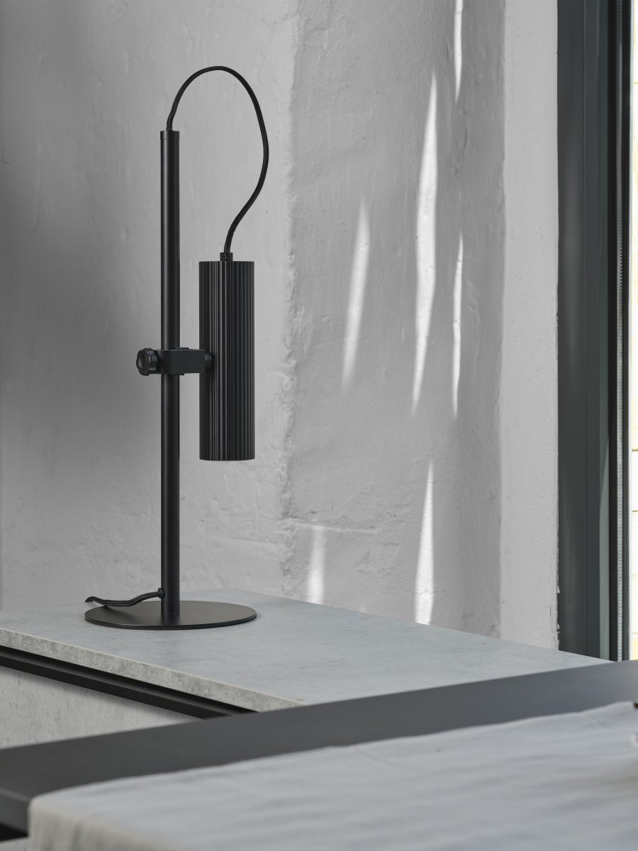 Drums 50cm Zwart bureaulamp Van Ledvance - De matzwarte geribbelde spot kan worden gekanteld om het licht naar wens te richten.