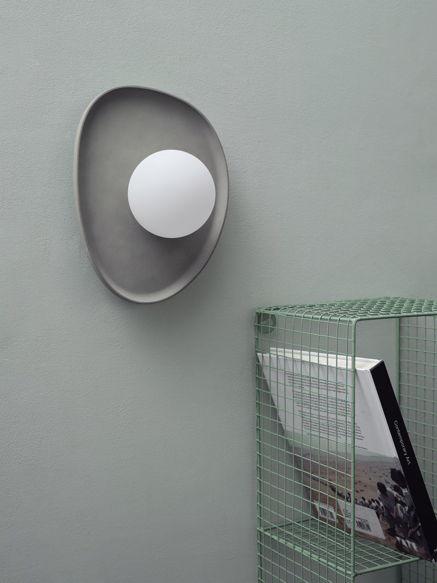 Concrete Nest 26cm Grijs wandlamp Van Ledvance - Glaskupan i opal som omfamnar ljusk&auml;llan skapar ett fint och bl&auml;ndfritt ljus i rummet.