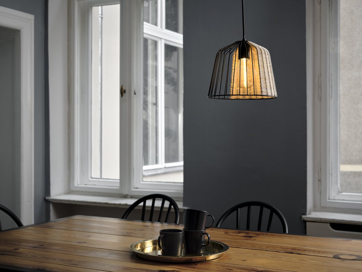 Cage Bell Ø26 Zwart hanglamp Van Ledvance - De zwarte metalen kap in combinatie met de rotan details geeft de kamer een gezellige sfeer.