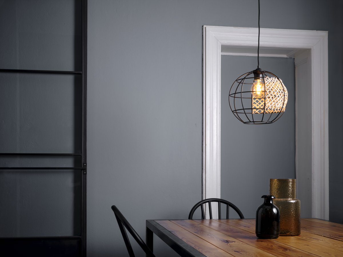 Cage Globe Ø30 Zwart hanglamp Van Ledvance - De zwarte metalen kap in combinatie met de rotan details geeft de kamer een gezellige sfeer.