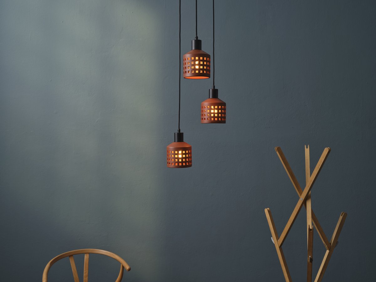 Clay Windows Ø32 Bruin hanglamp Van Ledvance - Clay Windows har en rustik design med sina sk&auml;rmar gjord av lera i en r&ouml;dbrun f&auml;rg.