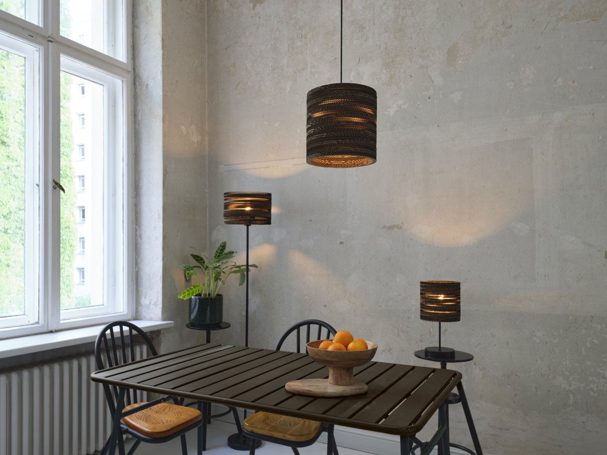 Cardboard Cylinder Ø25 Bruin hanglamp Van Osram - De lampenkap, die uit meerdere lagen karton bestaat, cre&euml;ert een prachtig lichtspel in de kamer wanneer deze brandt en draagt bij aan een warme en natuurlijke sfeer.