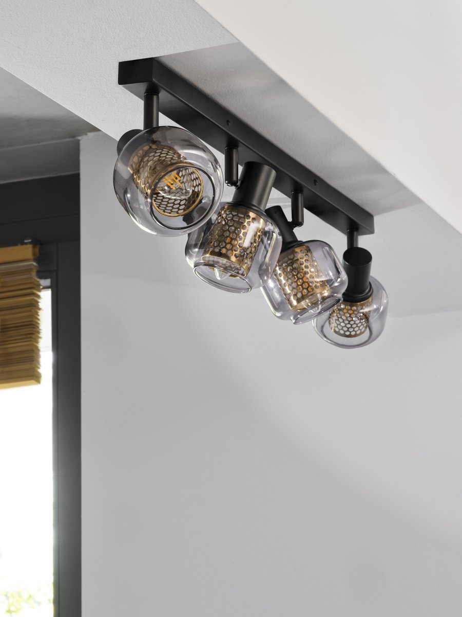 Firefly 4 Zwart spot Van Ledvance - De r&ouml;rliga spotlightsen med sk&auml;rmar av gr&aring;tonat glas i kombination med de guldiga detaljh&ouml;ljet som omfamnar ljusk&auml;llorna bidrar med en elegans till rummet.
