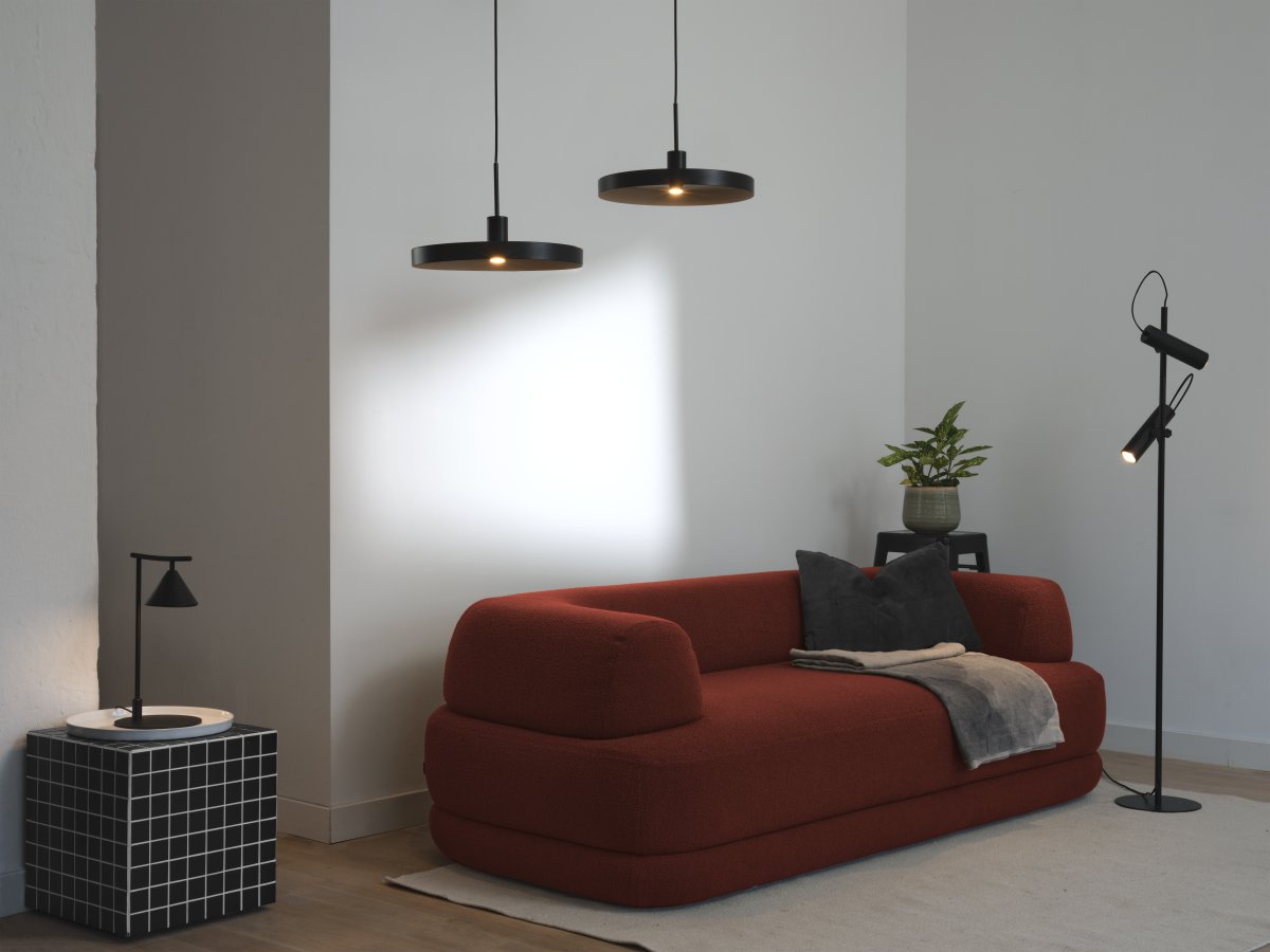 Plate Ø40 Zwart hanglamp Van Ledvance - De binnenkant van de kap heeft een beige kleur, wat zorgt voor een mooie, heldere lichtverdeling in de kamer.