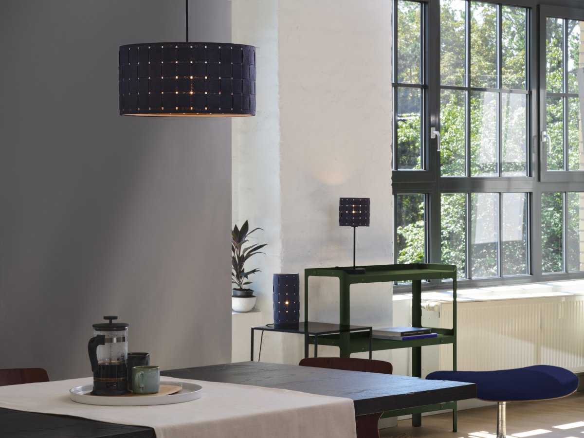 Felt Weaving Ø48 Donkergrijs hanglamp Van Ledvance - Dekorativ pendel med sk&auml;rm gjord av fl&auml;tad filt vilket ger en fin och varm ljusspridning i rummet.