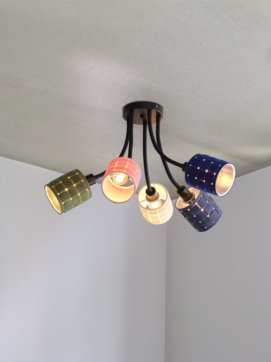 Felt Weaving Cans 63cm Veelkleurig plafondlamp Van Osram - Varje arm har en sk&auml;rm av fl&auml;tad filt vilket ger en fin och varm ljusspridning i rummet.