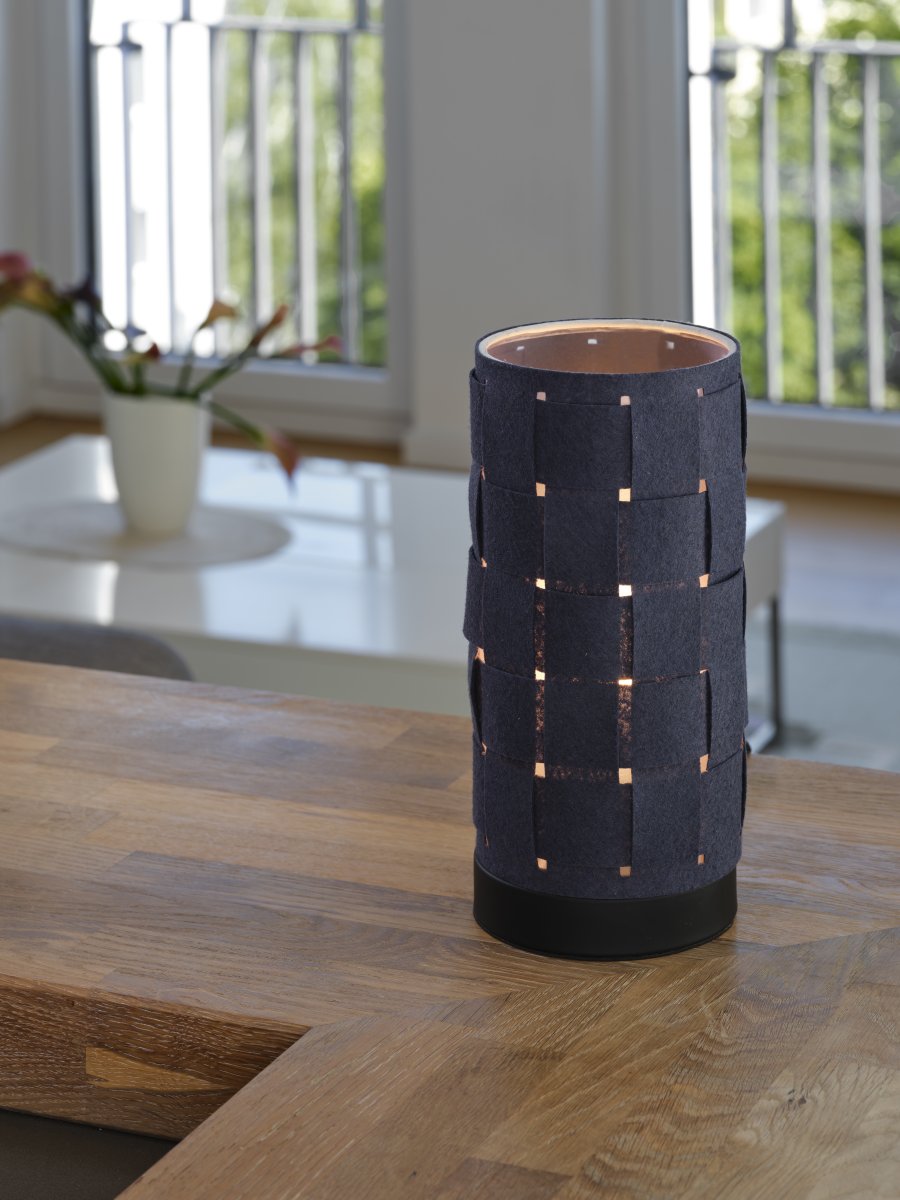 Felt Weaving 26cm Donkergrijs tafellamp Van Ledvance - Dekorativ bordslampa med sk&auml;rm gjord av fl&auml;tad filt vilket ger en fin och varm ljusspridning i rummet.