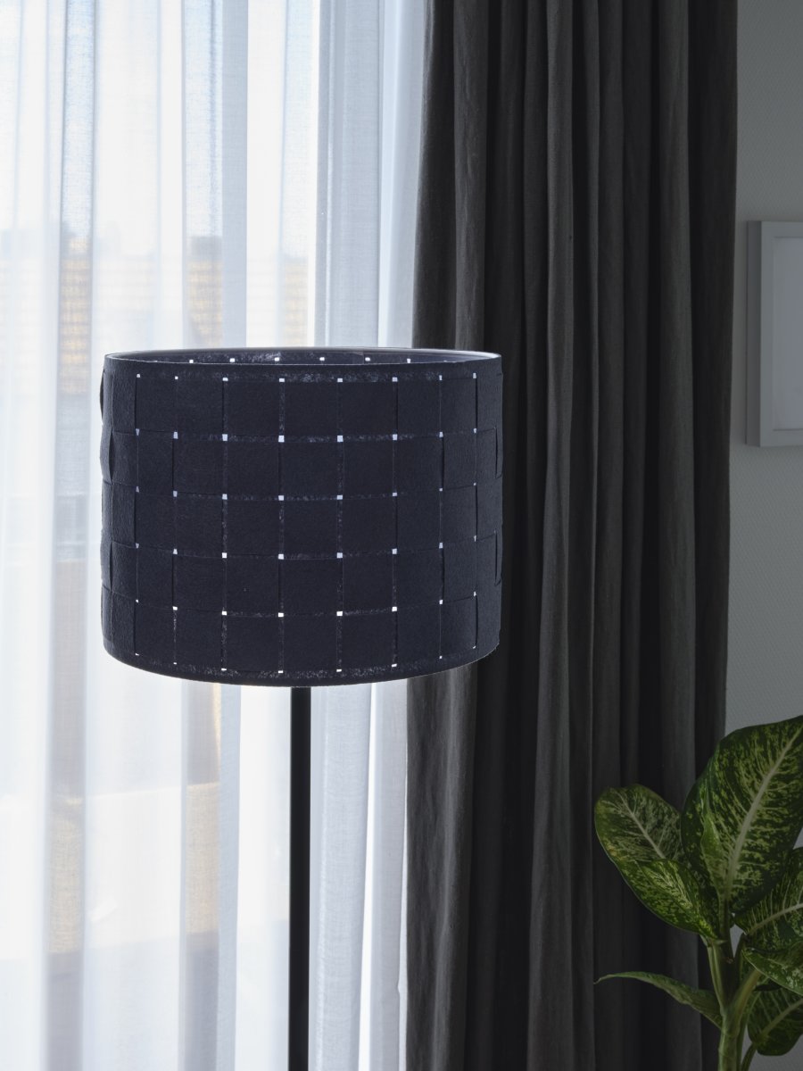 Felt Weaving Donkergrijs vloerlamp Van Ledvance - Dekorativ golvlampa med sk&auml;rm gjord av fl&auml;tad filt vilket ger en fin och varm ljusspridning i rummet.