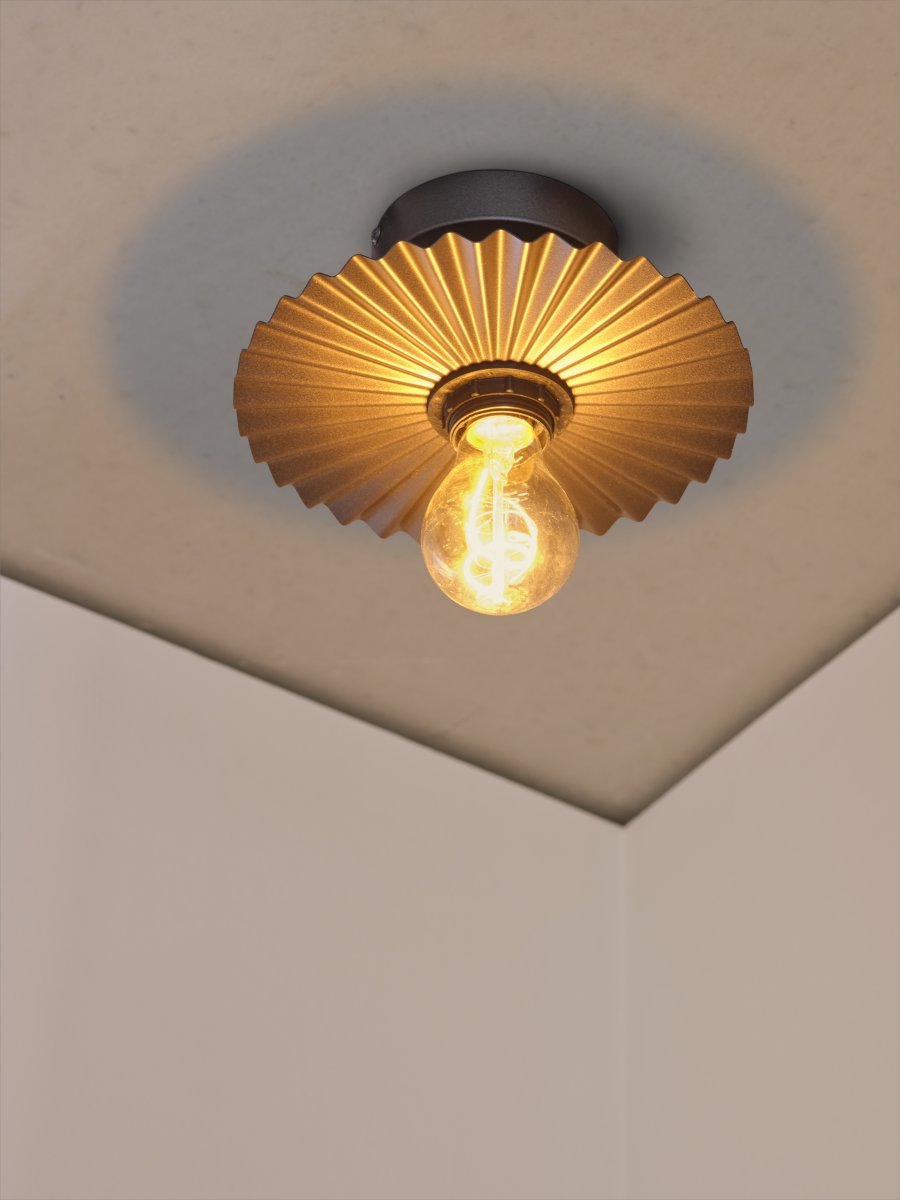 Plissee Ø20 Donkergrijs plafondlamp Van Ledvance - Den v&aring;giga sk&auml;rmen skapar ett vackert ljusspel i rummet n&auml;r lampan &auml;r t&auml;nd.