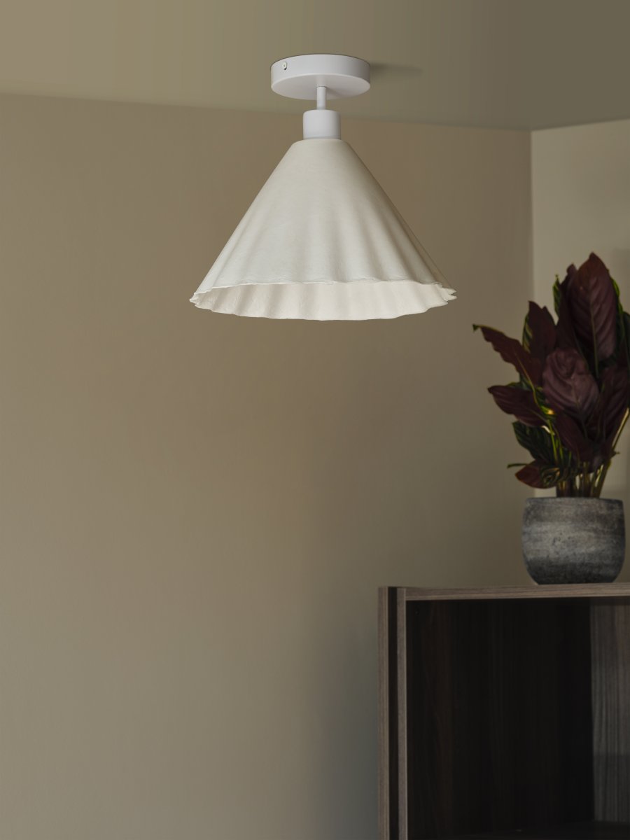 Pulp Ø30 Wit plafondlamp Van Osram - De decoratieve papieren lampenkap zorgt voor een mooie lichtspreiding in de kamer.