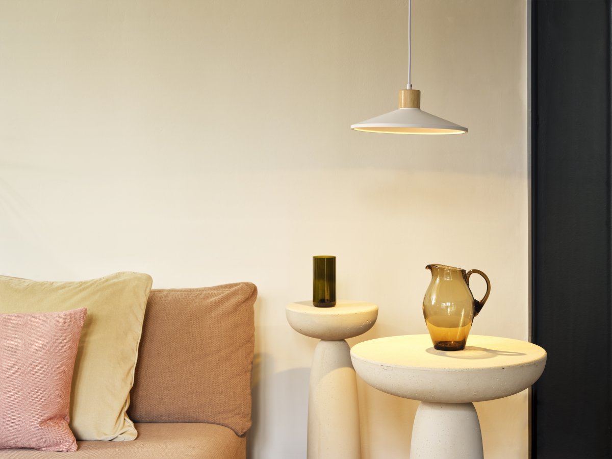 Plaster Wood Ø32 Wit hanglamp Van Ledvance - Plaster Pure is een minimalistische hanglamp met een hoogwaardig design met details in hout.