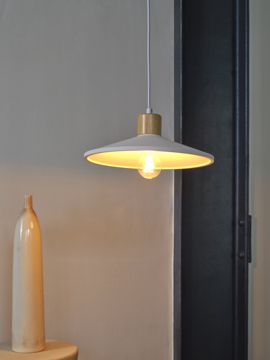 Plaster Wood Ø32 Wit hanglamp Van Ledvance - Plaster Pure is een minimalistische hanglamp met een hoogwaardig design met details in hout.