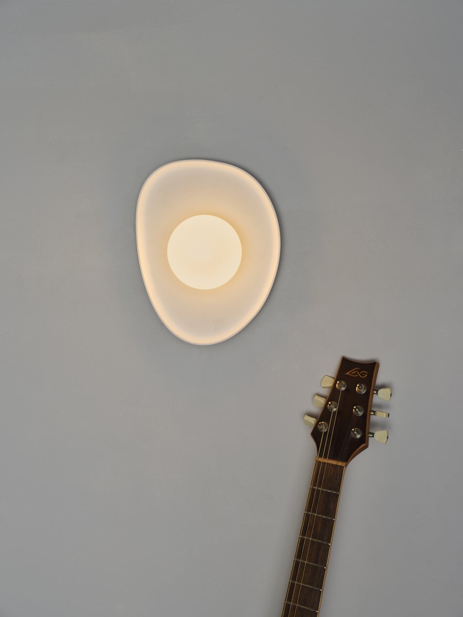 Plaster Nest 26cm Wit wandlamp Van Ledvance - Glaskupan i opal som omfamnar ljusk&auml;llan skapar ett fint och bl&auml;ndfritt ljus i rummet.