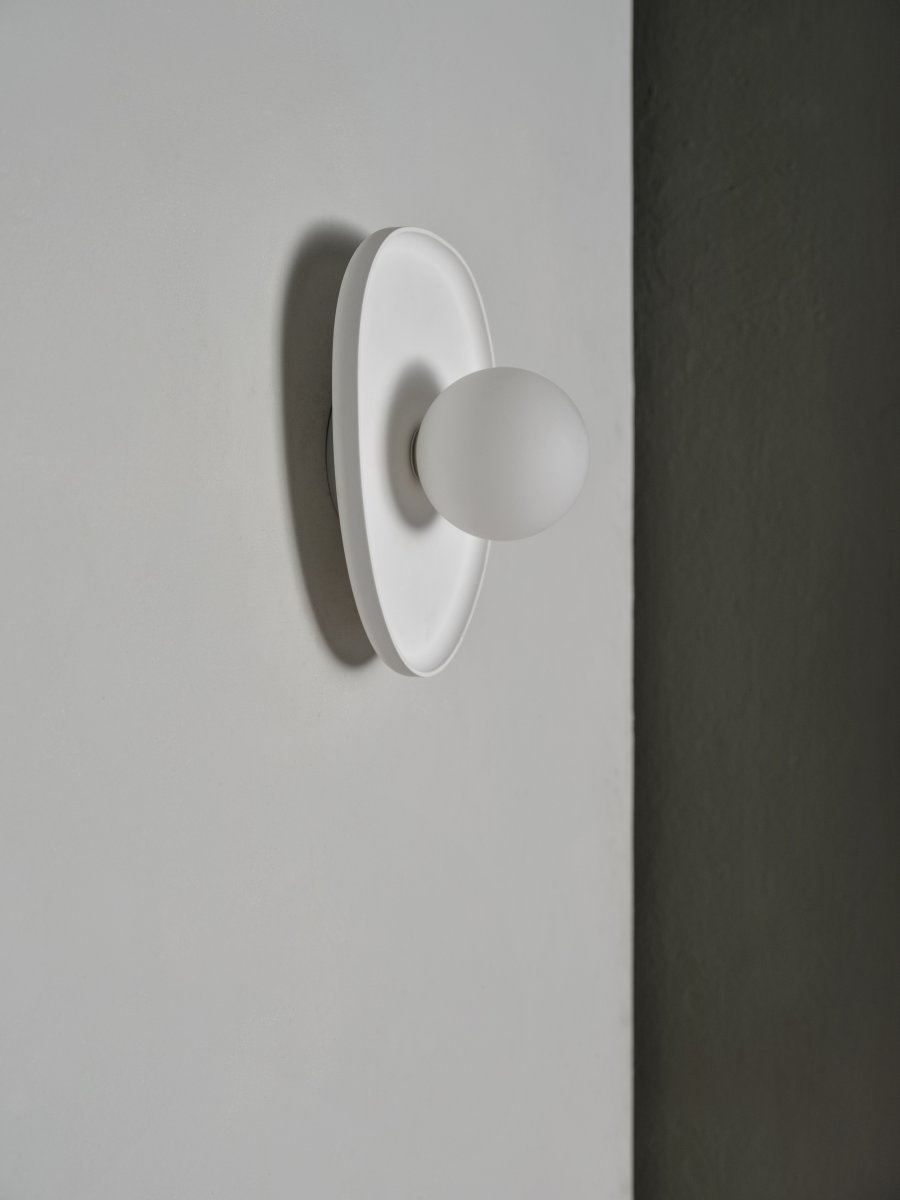 Plaster Nest 26cm Wit wandlamp Van Ledvance - Glaskupan i opal som omfamnar ljusk&auml;llan skapar ett fint och bl&auml;ndfritt ljus i rummet.