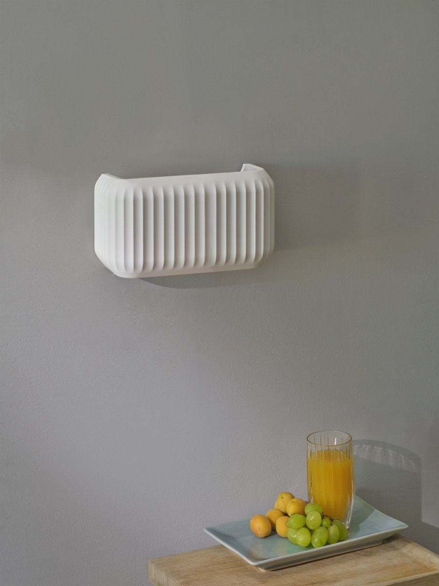 Plaster Routes 25cm Wit wandlamp Van Ledvance - Plaster Routes &auml;r en modern v&auml;gglampa gjord av gips.