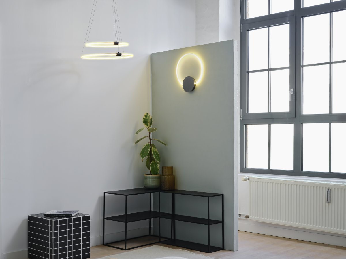 Aura Ø37 Zwart wandlamp Van Ledvance - Lampan har tv&aring; olika belysningspunkter med integrerad LED, en bakom v&auml;ggplattan och cirkeln.