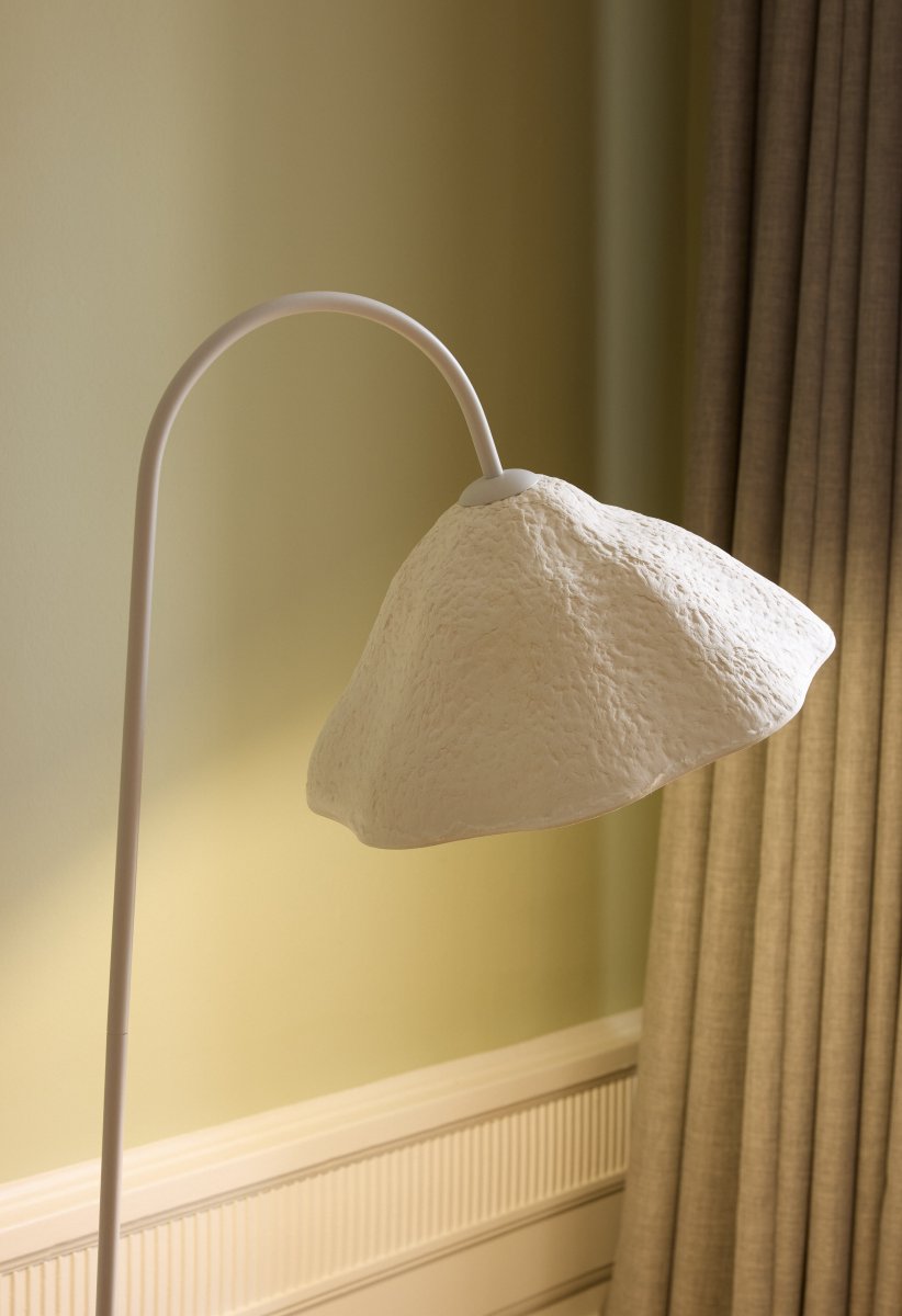 Lotus Leaf Wit vloerlamp Van Ledvance - De aan/uit-schakelaar met ingebouwde dimmer bevindt zich op het snoer, zodat u het apparaat eenvoudig kunt bedienen en de helderheid naar wens kunt aanpassen.