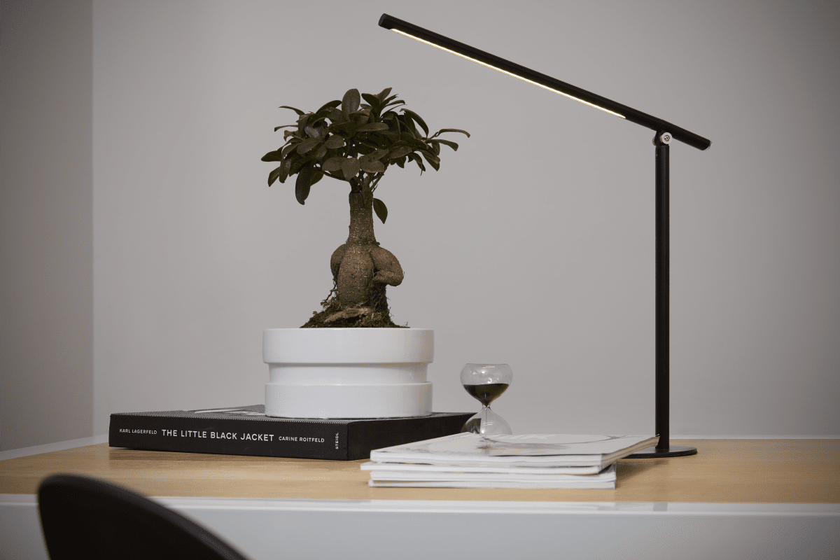 Panan 43cm Zwart bureaulamp Van Ledvance - B&aring;da ljusstyrkan och f&auml;rgtemperaturen g&aring;r att justera i tre steg med touchbrytaren p&aring; lampfoten.