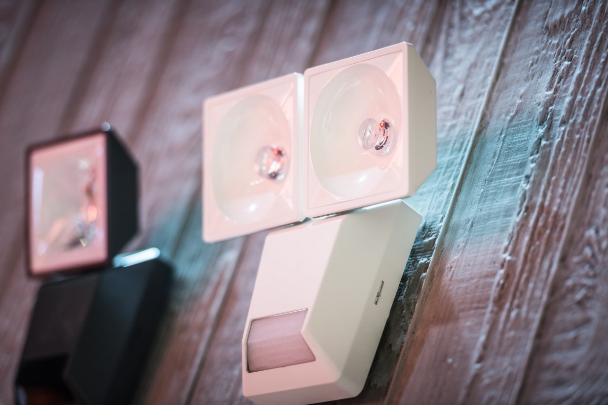 PRO Spot Sensor 16W Wit buitenlamp Van Ledvance - Den inbyggda r&ouml;relse-&nbsp;och skymningssensorn g&ouml;r att lampan t&auml;nds automatiskt vid r&ouml;relse i m&ouml;rker, vilket ger b&aring;de s&auml;kerhet och energieffektivitet.