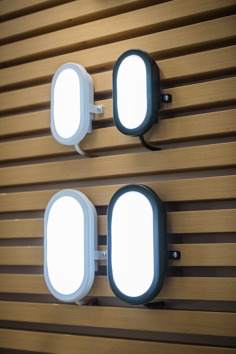 Bulkhead 11W Wit buitenlamp Van Ledvance - Bulkhead &auml;r en smidig belysningl&ouml;sning f&ouml;r dig som beh&ouml;ver en enkel lampa med bra ljus i t.
