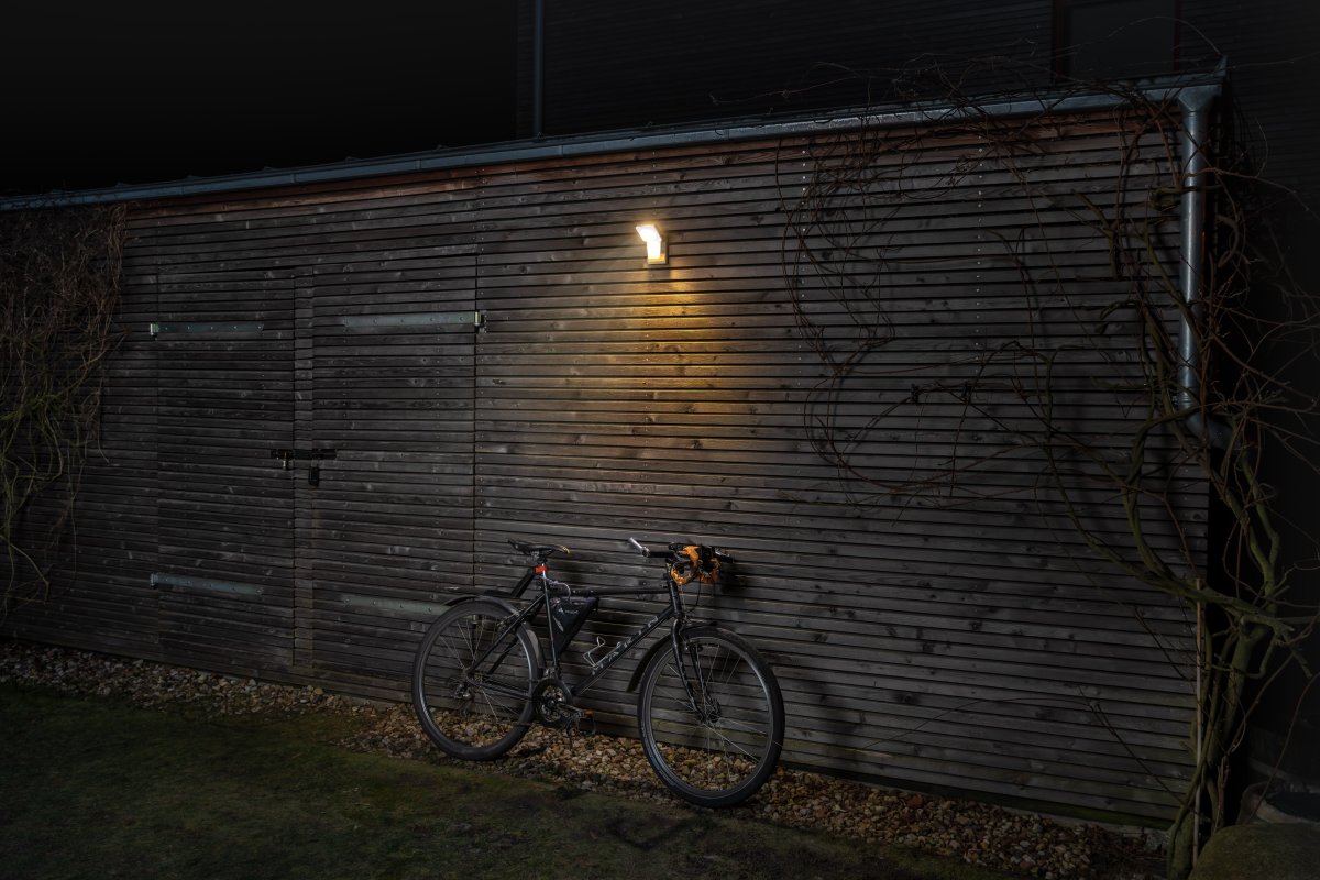 PRO Spot Sensor 16W Donkergrijs buitenlamp Van Osram - Den inbyggda r&ouml;relse-&nbsp;och skymningssensorn g&ouml;r att lampan t&auml;nds automatiskt vid r&ouml;relse i m&ouml;rker, vilket ger b&aring;de s&auml;kerhet och energieffektivitet.