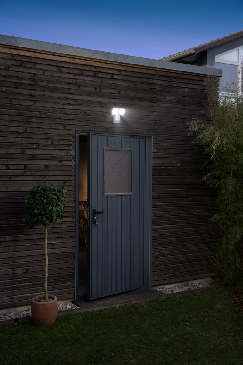 PRO Spot Sensor 16W Wit buitenlamp Van Ledvance - Den inbyggda r&ouml;relse-&nbsp;och skymningssensorn g&ouml;r att lampan t&auml;nds automatiskt vid r&ouml;relse i m&ouml;rker, vilket ger b&aring;de s&auml;kerhet och energieffektivitet.