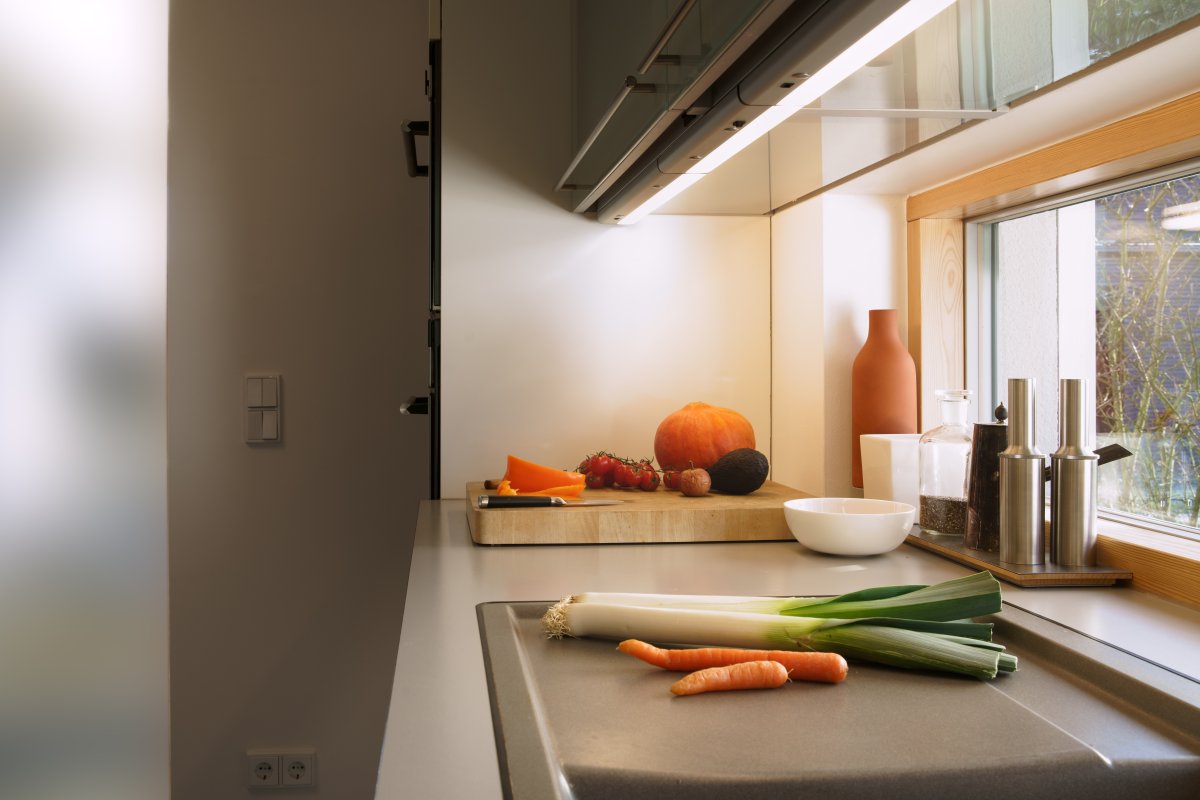 Flat Eco 5W 4000K 37cm Zilver Van Ledvance - De lamp wordt vastgeschroefd en vervolgens aangesloten met de meegeleverde kabel en stekker.