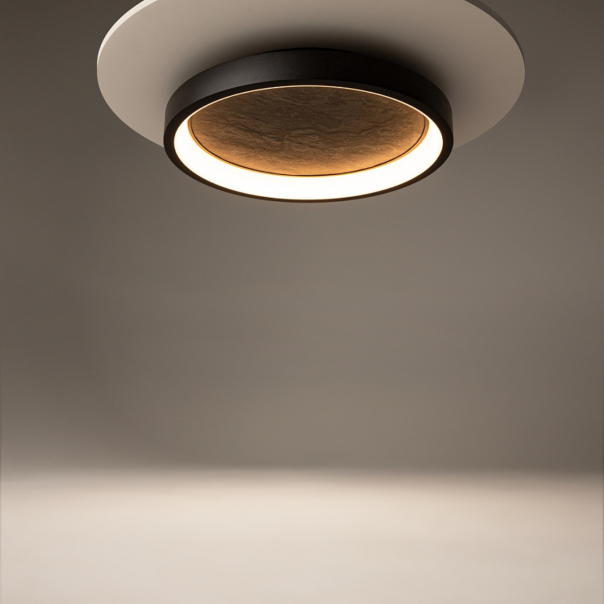 Orign Ø60 Zwart plafondlamp Van Maytoni - Orign is een plafondlamp van metaal met in het midden een elegante steenimitatie die een natuurlijke en exclusieve uitstraling geeft.