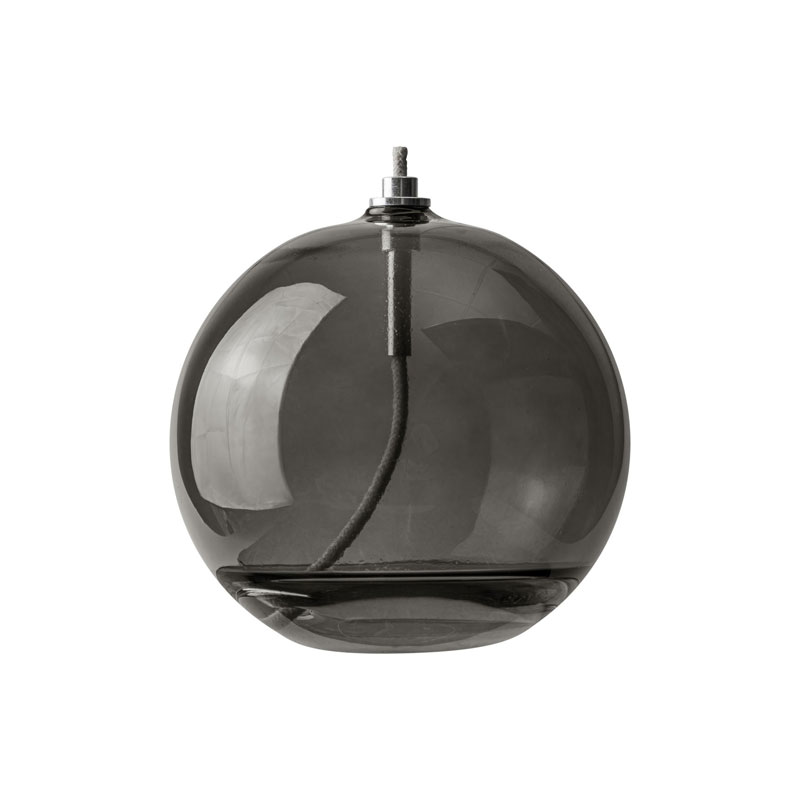 Olie Lamp Aura Groot Rookkleurig Van Mette Ditmer - Dess eleganta design och r&ouml;kf&auml;rgade glas sprider ett mjukt, varmt ljus som ger en lugn och mysig k&auml;nsla.