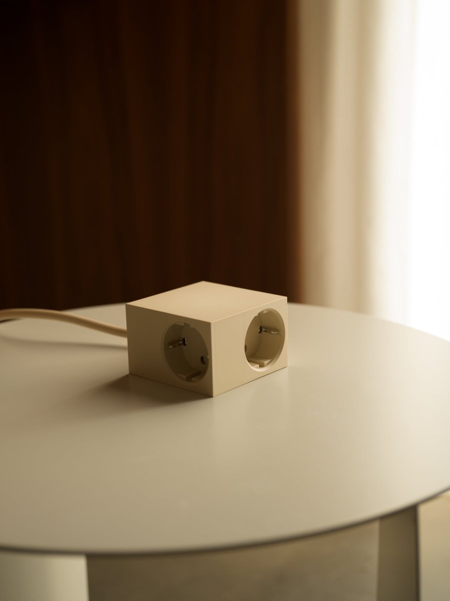Cuboid Parelmoer Ivoor Van Kord - Meerdere montagemogelijkheden - Direct te bevestigen op metalen oppervlakken met de magnetische zijkanten, gebruik de meegeleverde wrijvingsoppervlakhouder voor een stabiele plaatsing op tafel of bevestig hem aan de muur met 3M-tape voor een discreet en gemakkelijk bereikbaar stopcontact.