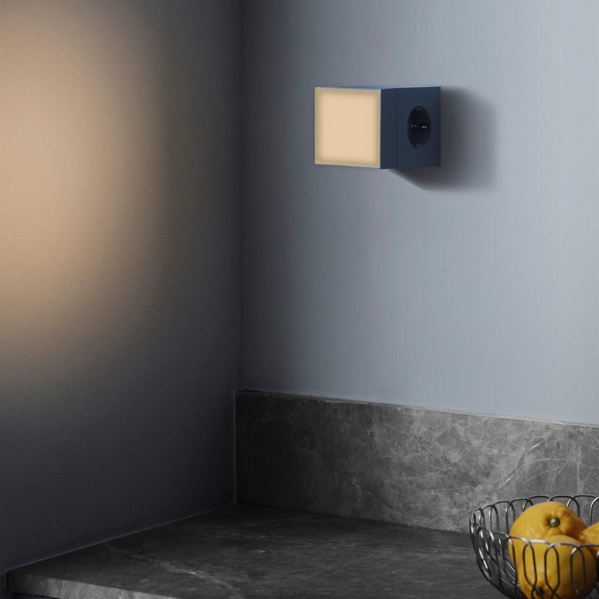 LAMP 1 - EU Blauw Van Avolt - Deze handige kleine lamp kan direct in het stopcontact (230V) worden gestoken en is perfect als nachtlampje of sfeerverlichting in de hal, slaapkamer of andere ruimtes waar u een zacht licht wilt.