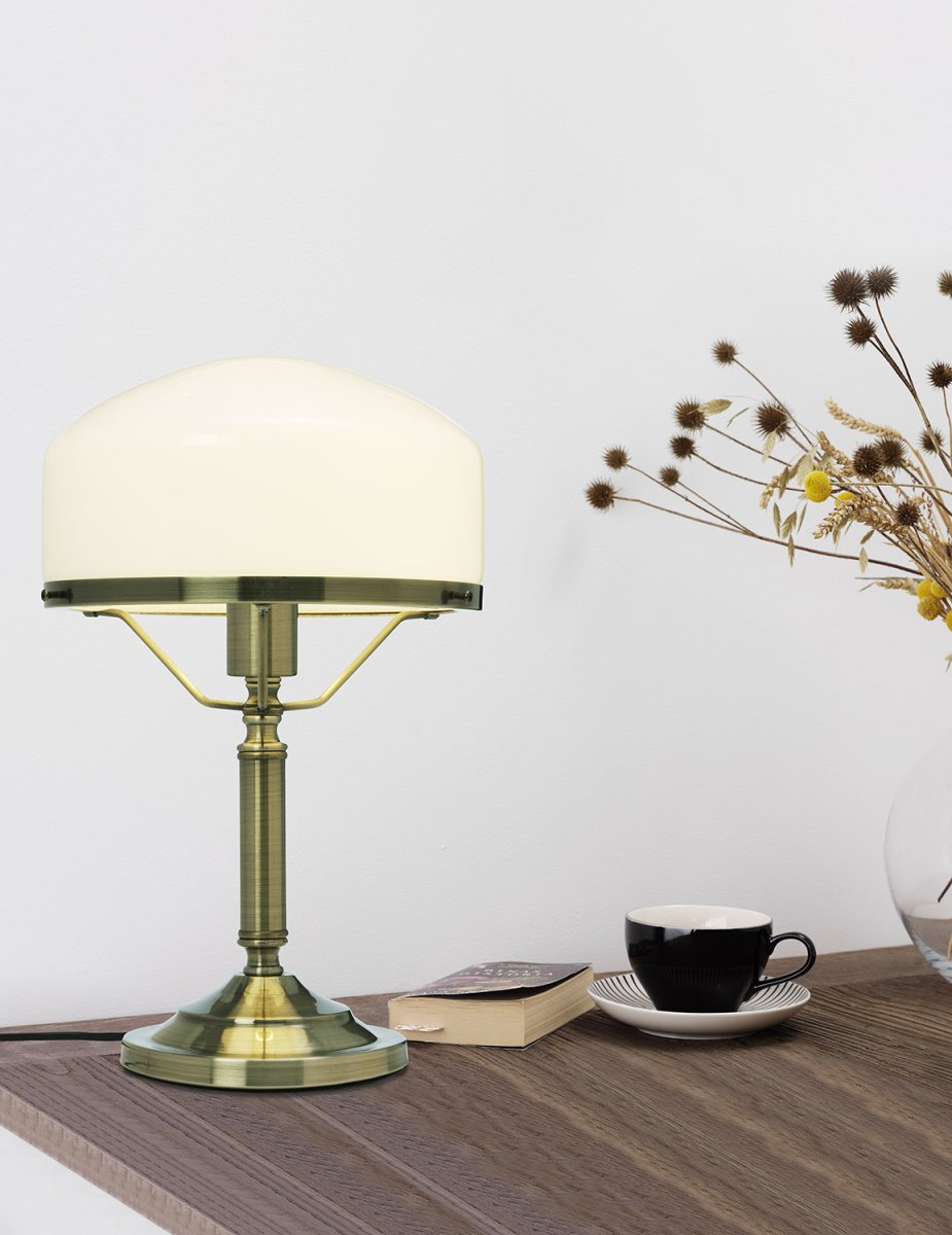 Ditmar 38cm Antiquiteit tafellamp Van Cottex - De Ditmar tafellamp met messing afwerking en wit glas is een elegante lamp met een tijdloos design.