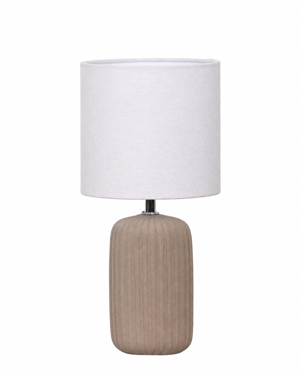 Palizzo 33cm Bruin tafellamp Van Nordic Lighting - De voet heeft een matte, zandkleurige afwerking in een warme bruine tint en een geribbelde structuur die de lamp een zachte en decoratieve uitstraling geeft.