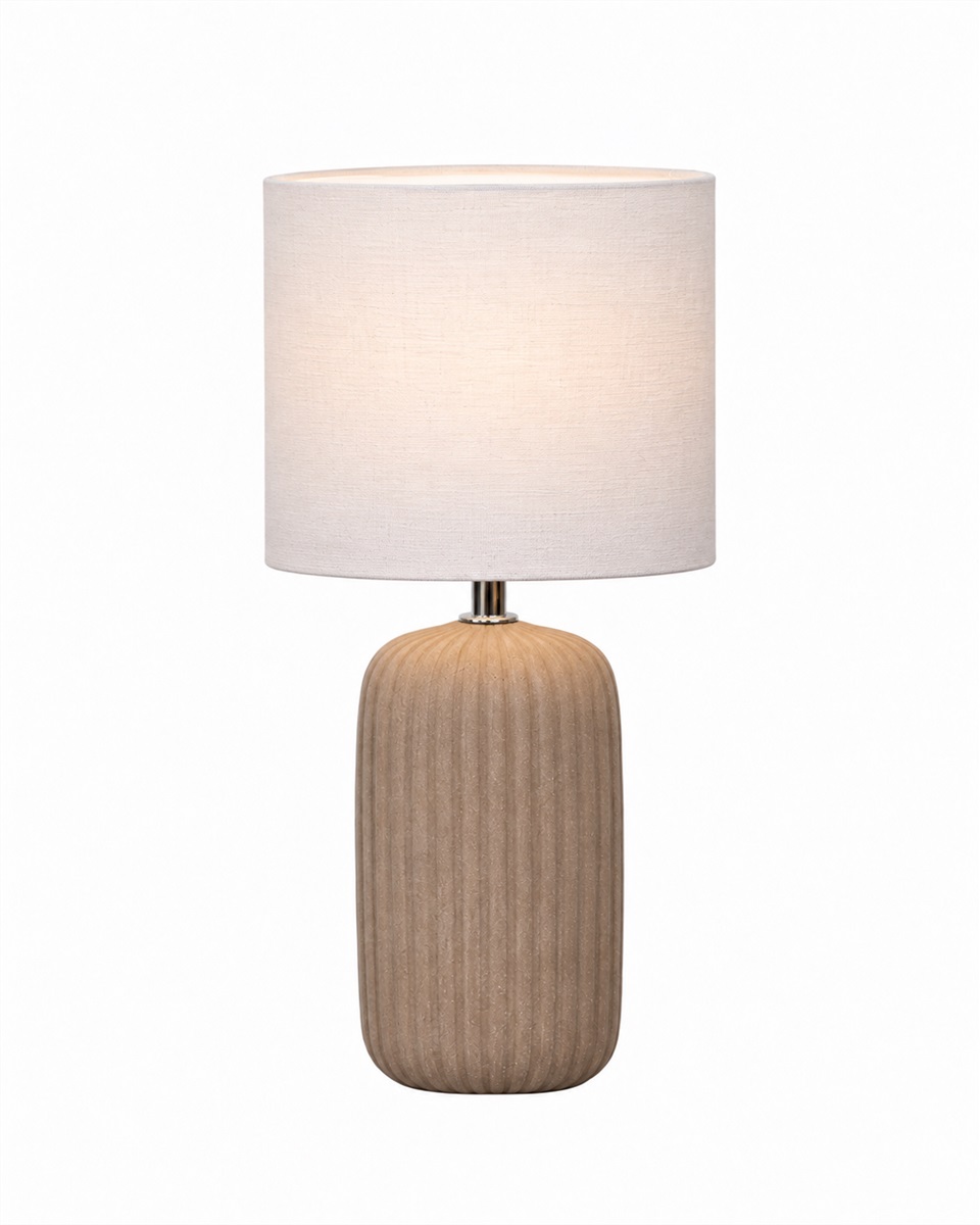 Palizzo 33cm Bruin tafellamp Van Nordic Lighting - De voet heeft een matte, zandkleurige afwerking in een warme bruine tint en een geribbelde structuur die de lamp een zachte en decoratieve uitstraling geeft.