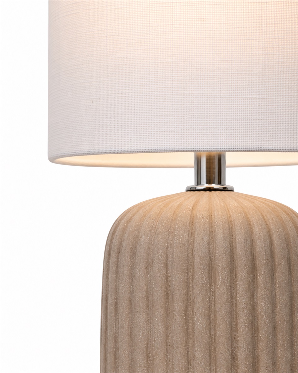 Palizzo 33cm Bruin tafellamp Van Nordic Lighting - De voet heeft een matte, zandkleurige afwerking in een warme bruine tint en een geribbelde structuur die de lamp een zachte en decoratieve uitstraling geeft.