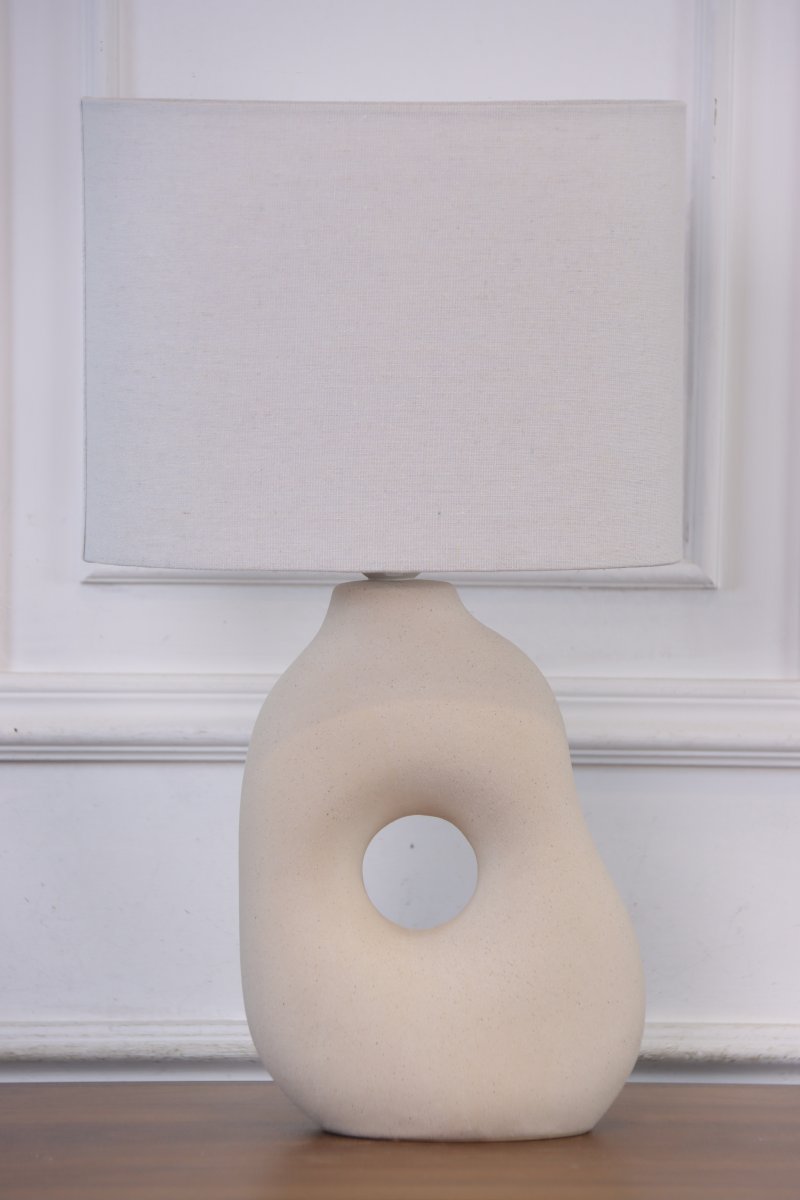 Pikazo 45cm Beige tafellamp Van Lampan - De Pikazo tafellamp in beige heeft een sculpturale keramische voet met decoratief haar en een bijpassende linnen kap.