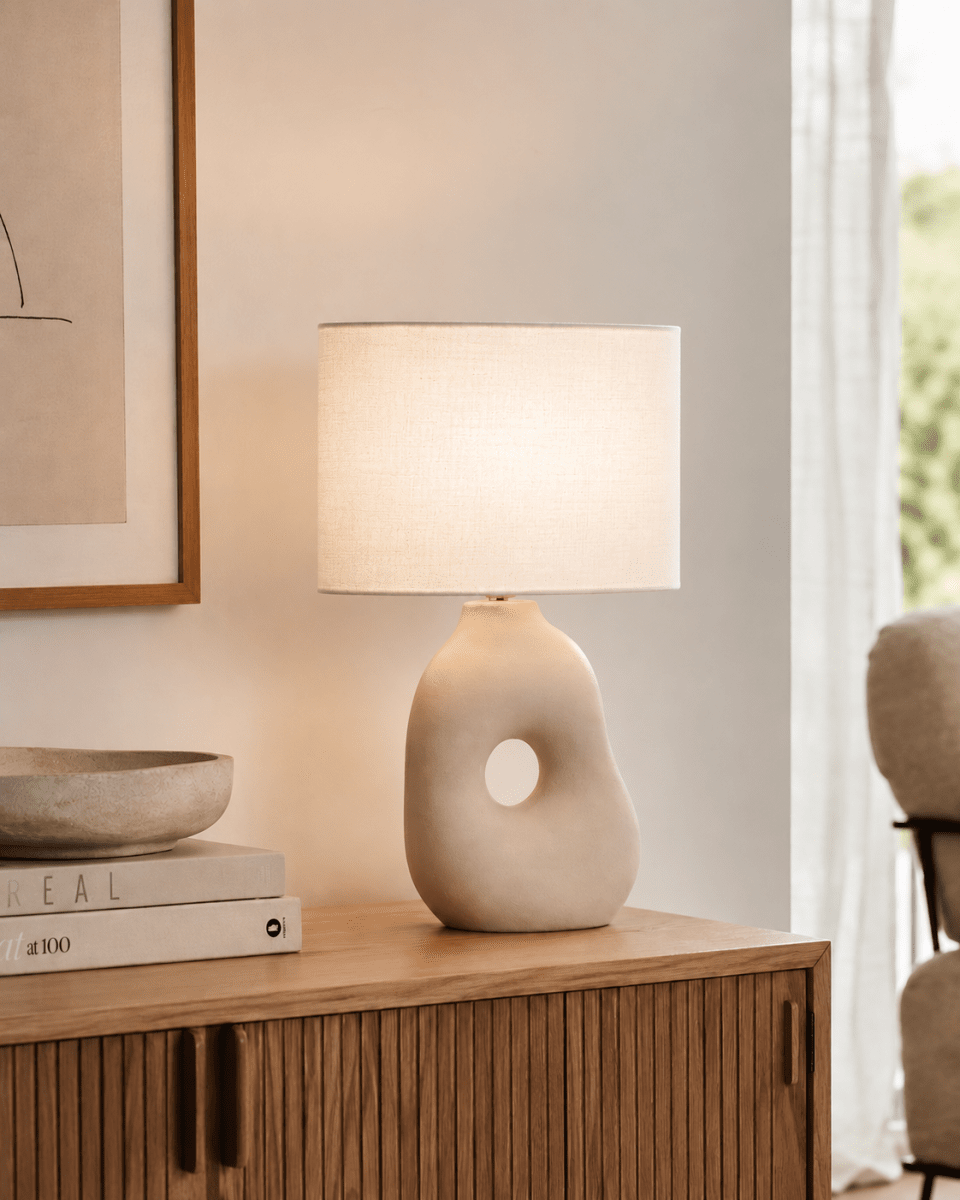 Pikazo 45cm Beige tafellamp Van Lampan - De beige Pikazo tafellamp heeft een sculpturale keramische voet met decoratief haar en een bijpassende ovale linnen kap.