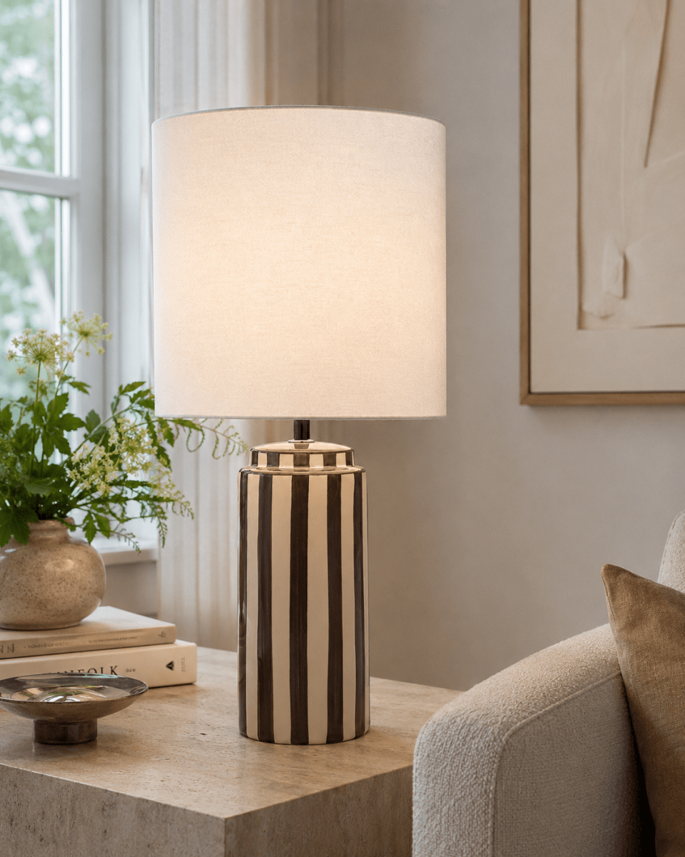 Faro 50cm Bruin/wit tafellamp Van Nordic Lighting - Faro is een stijlvolle tafellamp die een klassieke vorm combineert met een grafische uitstraling.