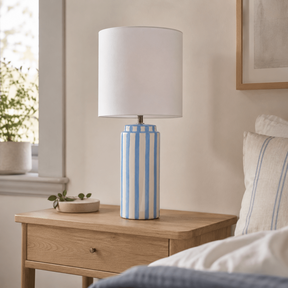 Faro 50cm Lichtblauw/wit tafellamp Van Nordic Lighting - Faro is een stijlvolle tafellamp die een klassieke vorm combineert met een grafische uitstraling.
